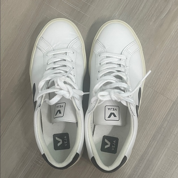 Veja Esplar Sneakers in white and black colorway - Picture 2 of 12